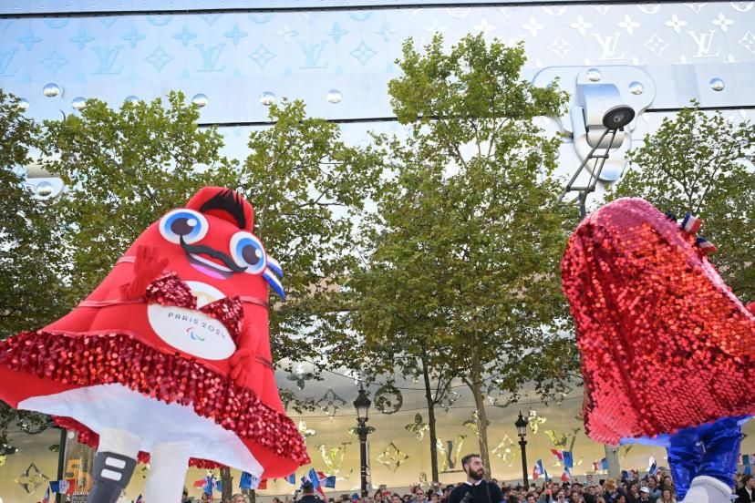 Les Phryges lors de la parade des champions sur les Champs-Élysées, le 14 septembre. (J-B. Autissier/L'Équipe)