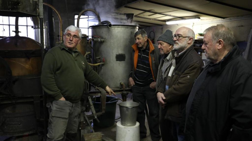 Éric Simonnin (à droite) a présenté le fonctionnement de la distillation traditionnelle. À Précy-Saint-Martin, sont distillés des fruits, mais aussi du marc de raisin et du vin « car dans notre région, il existe encore quelques parcelles de vignes ». Ce marc de raisin distillé entre dans la composition du ratafia.