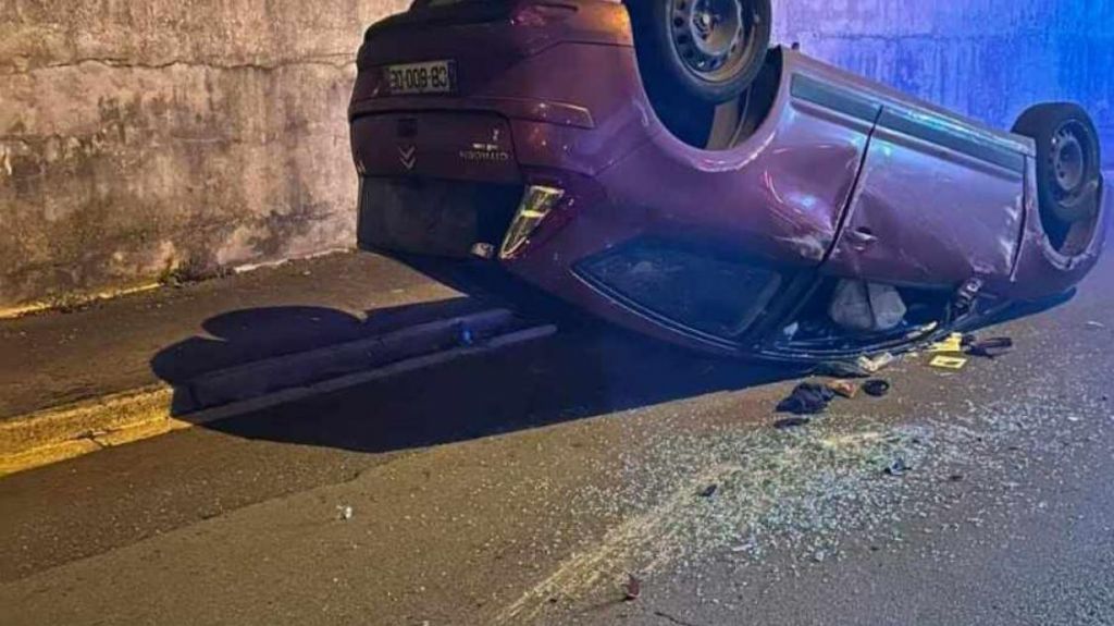 La conductrice, âgée de 28 ans, s’est retrouvée accidentée rue Jean-Moulin, à Revin. Son véhicule a terminé sur le toit.