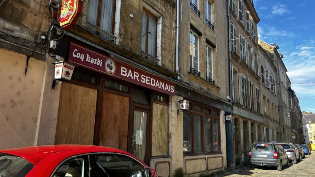 Scellés et barrières ont été enlevés devant le bar Le Sedanais situé au 21, rue Saint-Michel.